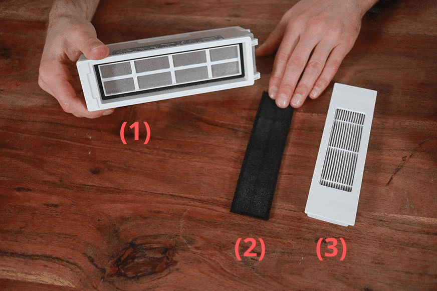 Dreifaches Filtersystem des Yeedi Vac Saugroboters ist zu sehen 